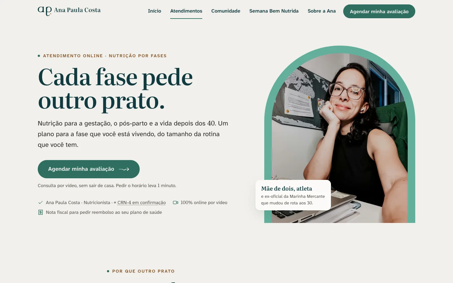 Página de atendimentos no computador: rótulo em Caramelo Tostado, título Cada fase pede outro prato, botão de agendar, linha com nome, profissão e CRN em confirmação, e foto da Ana no escritório dentro do arco.