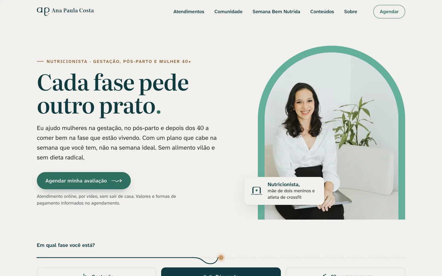 Página inicial do site no computador: logotipo reduzido no topo, título Cada fase pede outro prato em Literata, botão Agendar minha avaliação em Sálvia Funda e foto da Ana sorrindo no sofá dentro do arco Sálvia Ana.