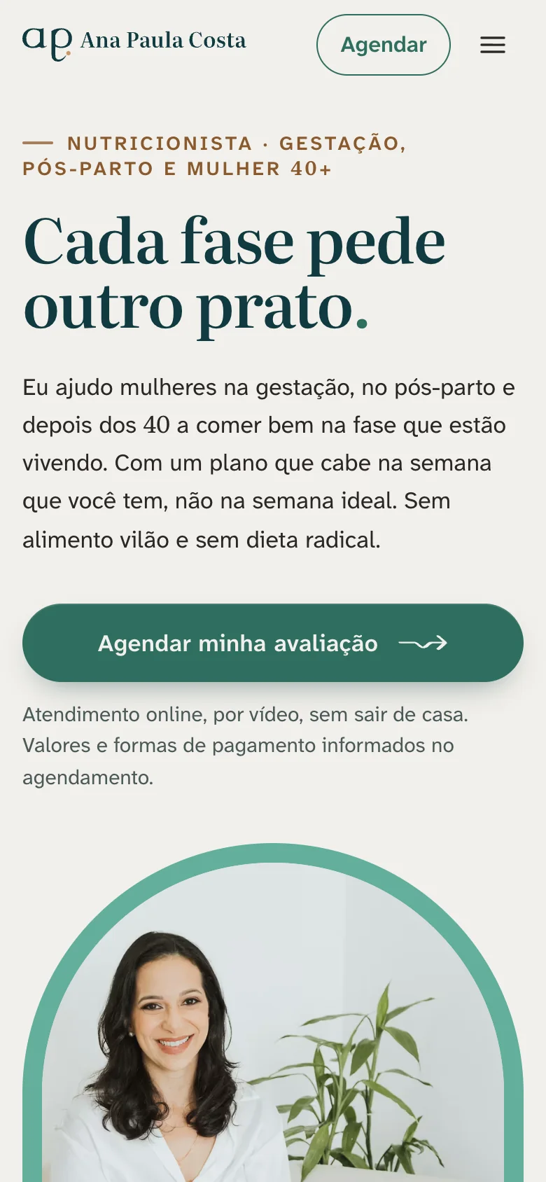 Página inicial do site no celular: título, texto e o botão principal aparecem na primeira tela; a foto em arco vem logo abaixo.