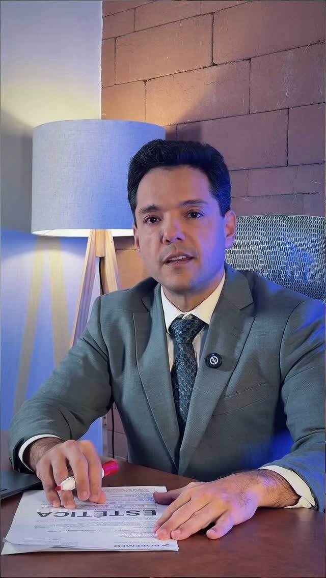 Foto da mesa original, com luz roxa à direita e azul à esquerda