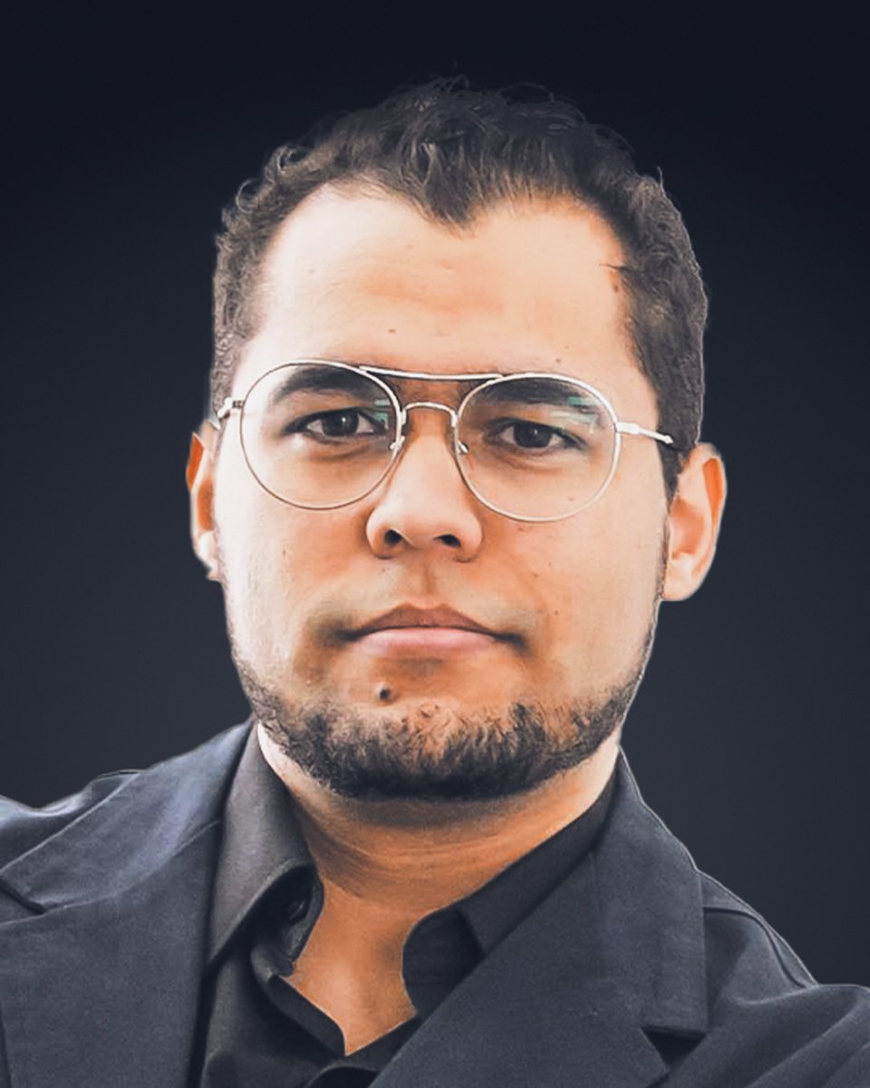 Retrato de Rafael Nasch, fundador da GrowAI, de óculos e camisa escura, em fundo noite