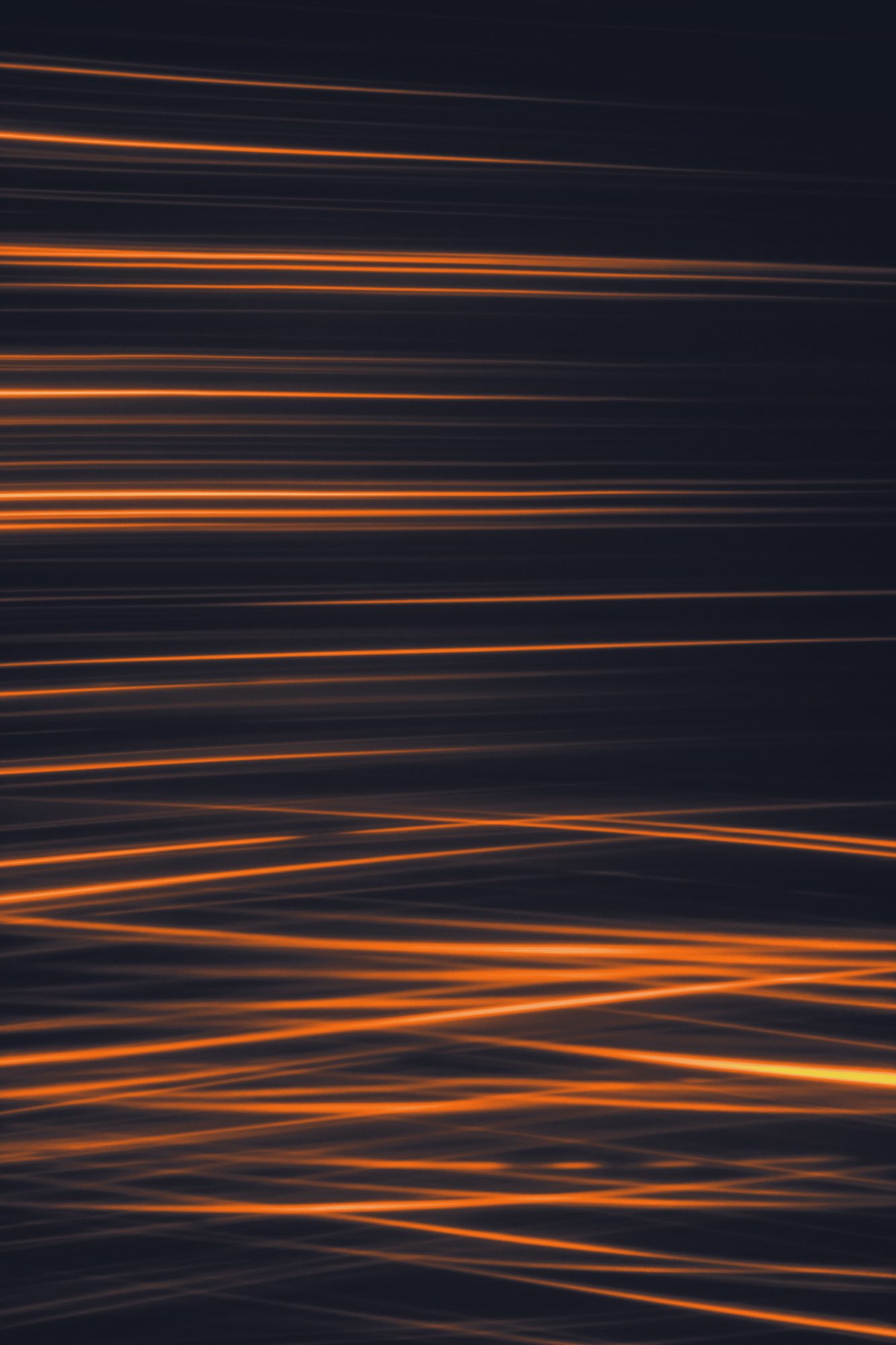 Linhas de luz laranja sobre preto