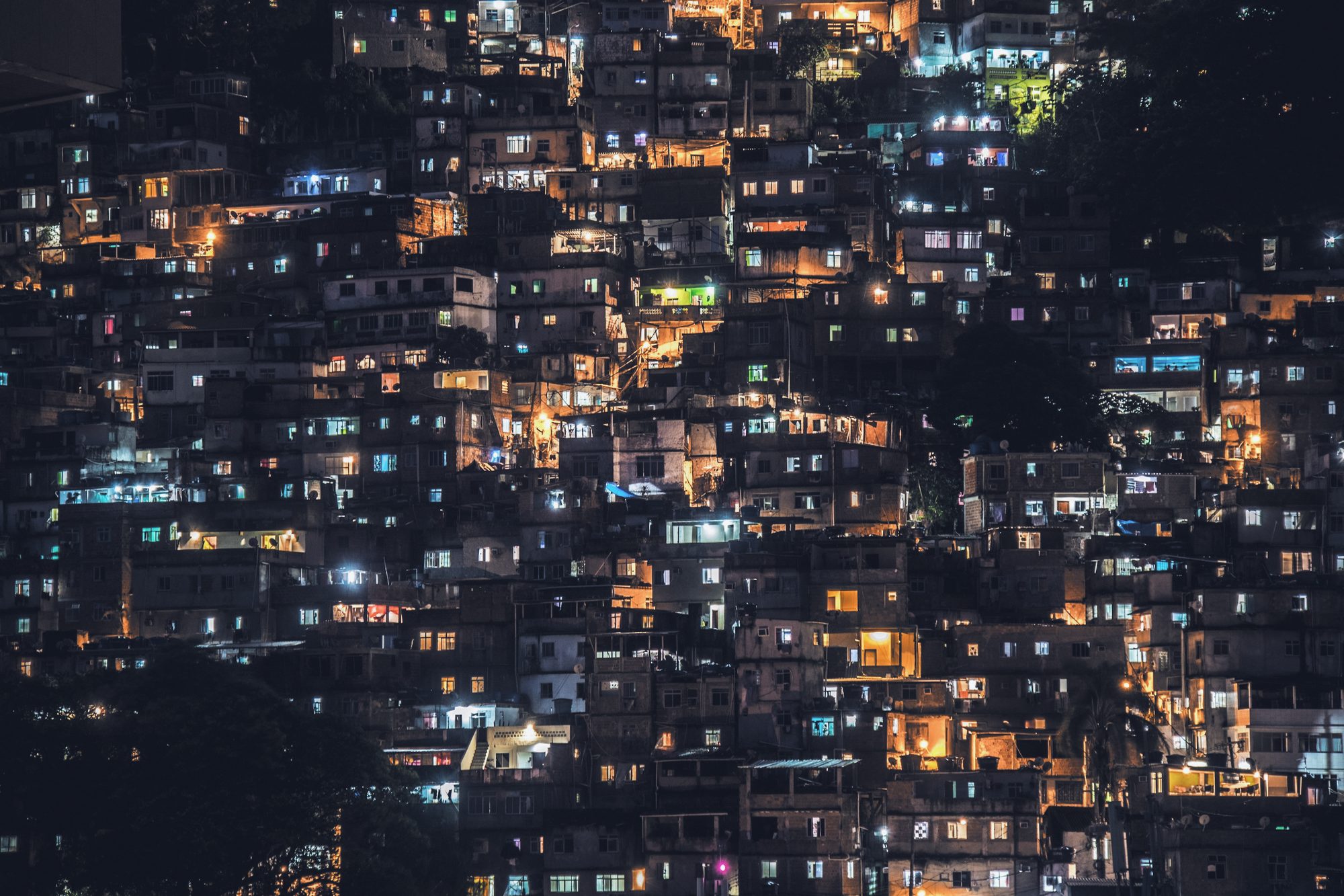 Morro com casas iluminadas à noite