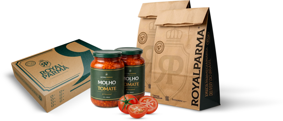 Conjunto de embalagens da Royal Parma: a caixa kraft com a moldura, o brasão e a curva do R em verde; dois potes de molho de tomate com rótulo verde; dois sacos kraft com o brasão em marca-d'água e a lateral verde