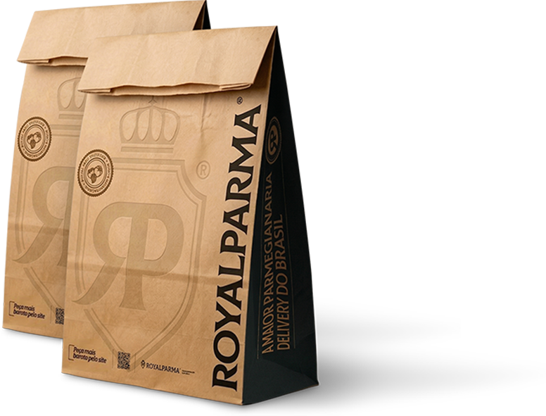 Dois sacos kraft da Royal Parma: na frente, o brasão gigante em tom sobre tom como marca-d'água, um selo redondo, uma chamada e um código QR na base; na borda, ROYALPARMA escrito na vertical; a lateral sanfonada é toda verde, com uma frase em letras claras