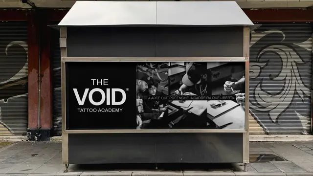Banca de jornal envelopada com a campanha The VOID