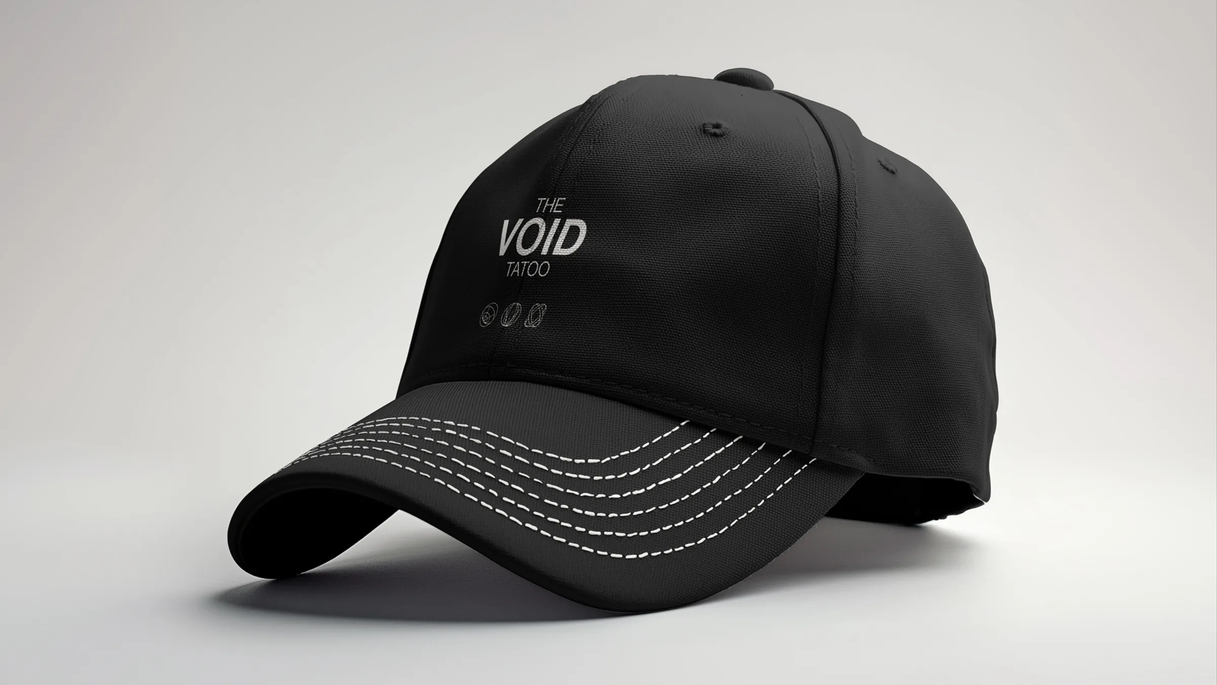 Boné preto bordado com o logotipo The VOID