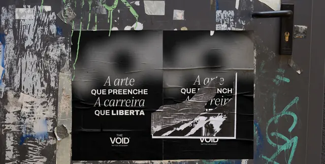 Muro com lambe-lambes da campanha The VOID
