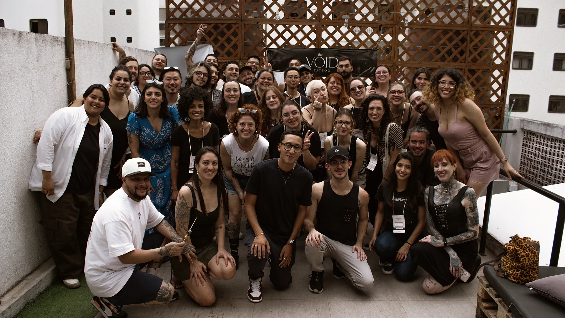 Grupo de alunos reunidos no terraço da escola no evento Liberdade com Tatuagem