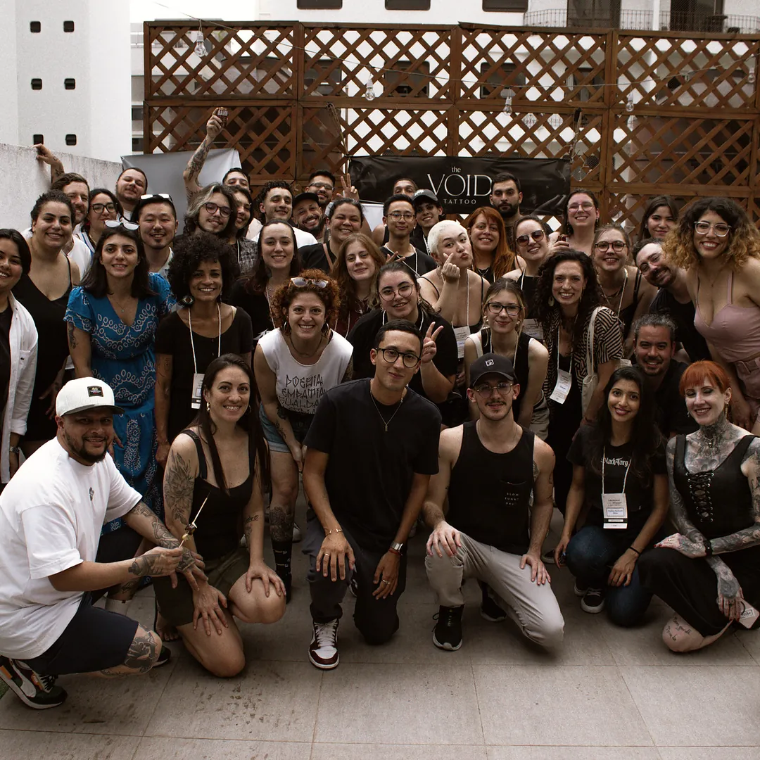 Grupo de alunos reunidos no terraço da escola no evento Liberdade com Tatuagem