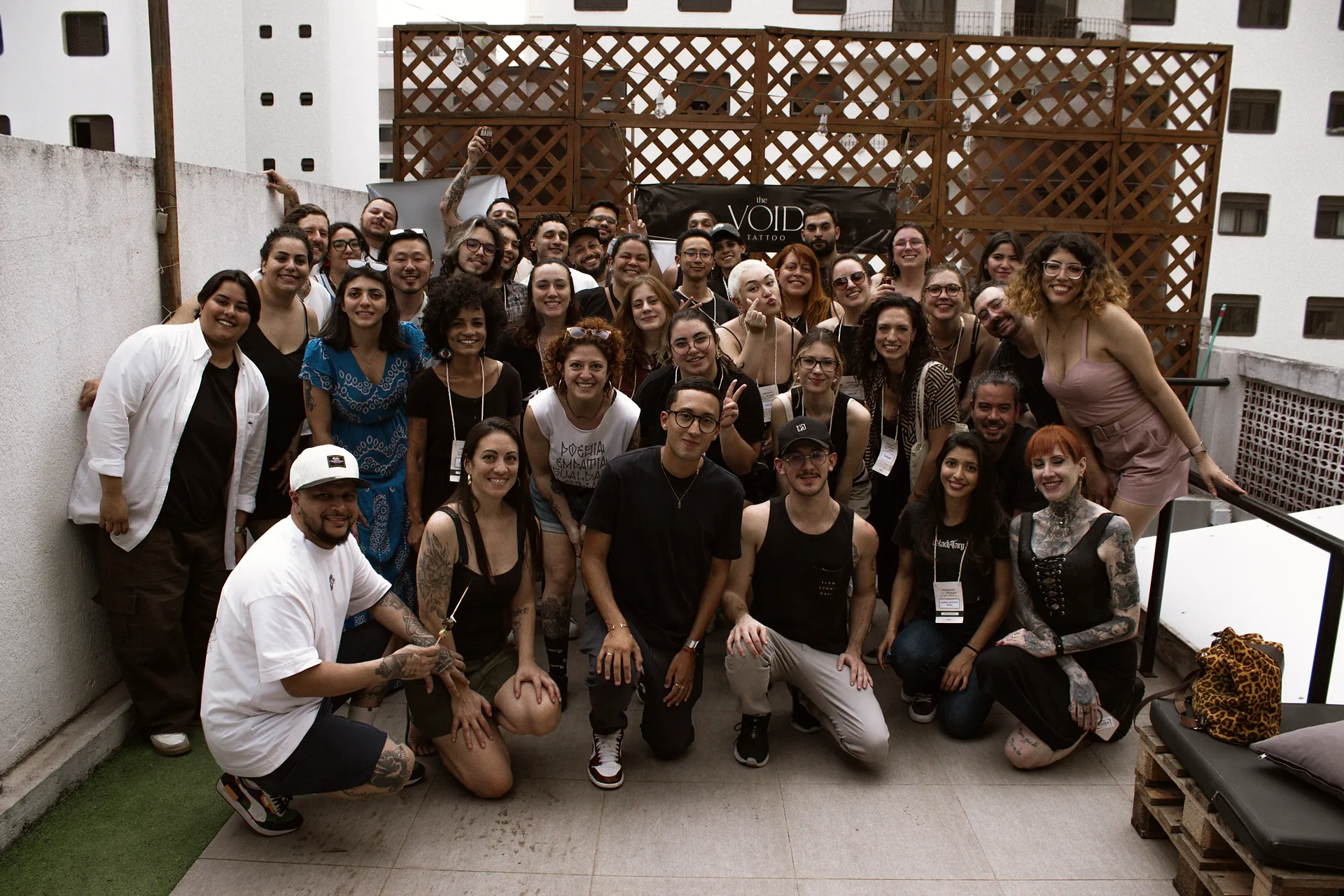 Grupo de alunos reunidos no terraço da escola no evento Liberdade com Tatuagem