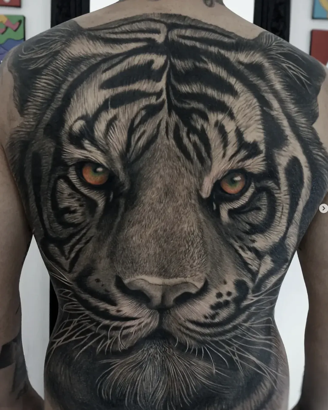 Costas fechadas com tigre realista em preto e cinza, trabalho de um professor da The VOID