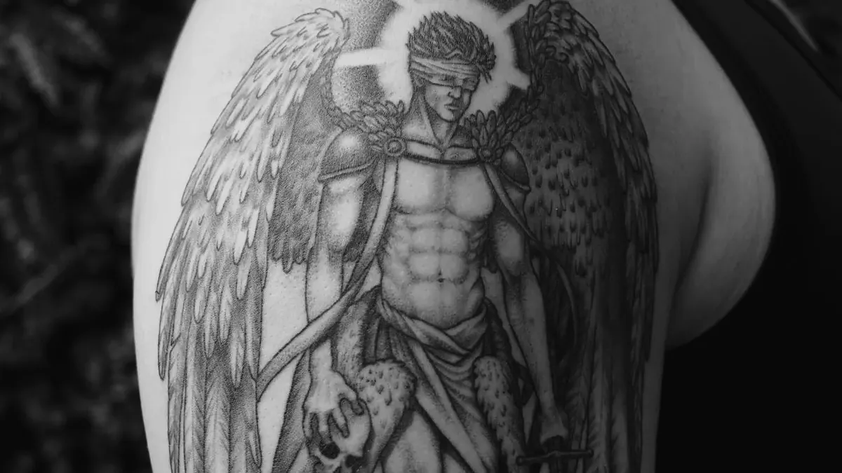 Anjo guerreiro realista tatuado no ombro, trabalho do aluno Adriano na The VOID