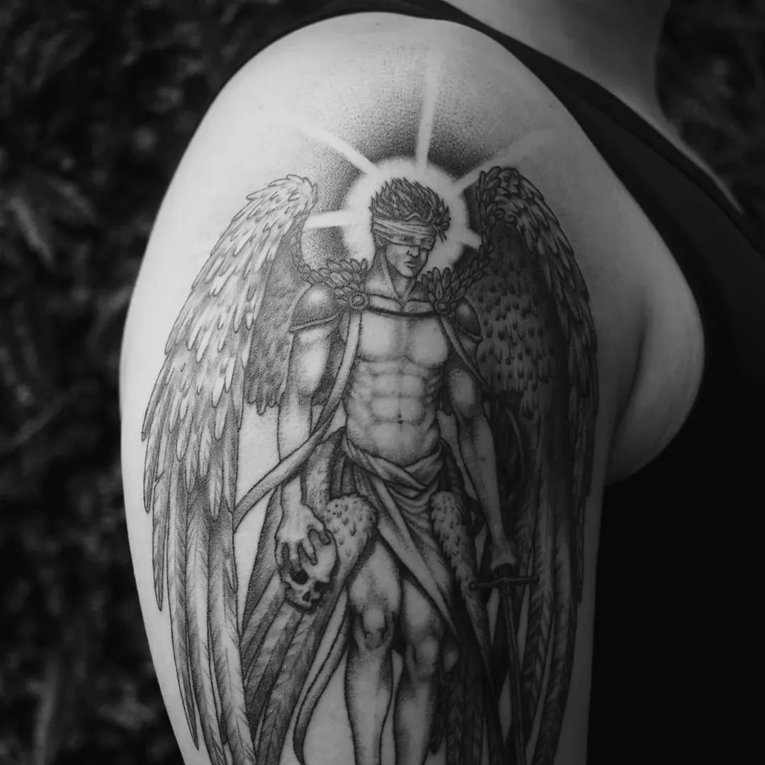 Anjo guerreiro realista tatuado no ombro, trabalho do aluno Adriano na The VOID
