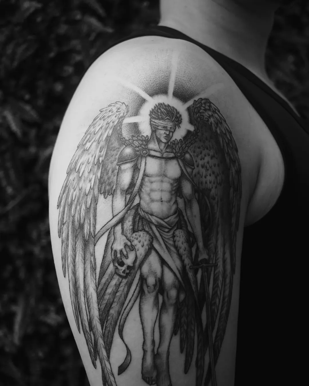 Anjo guerreiro realista tatuado no ombro, trabalho do aluno Adriano na The VOID