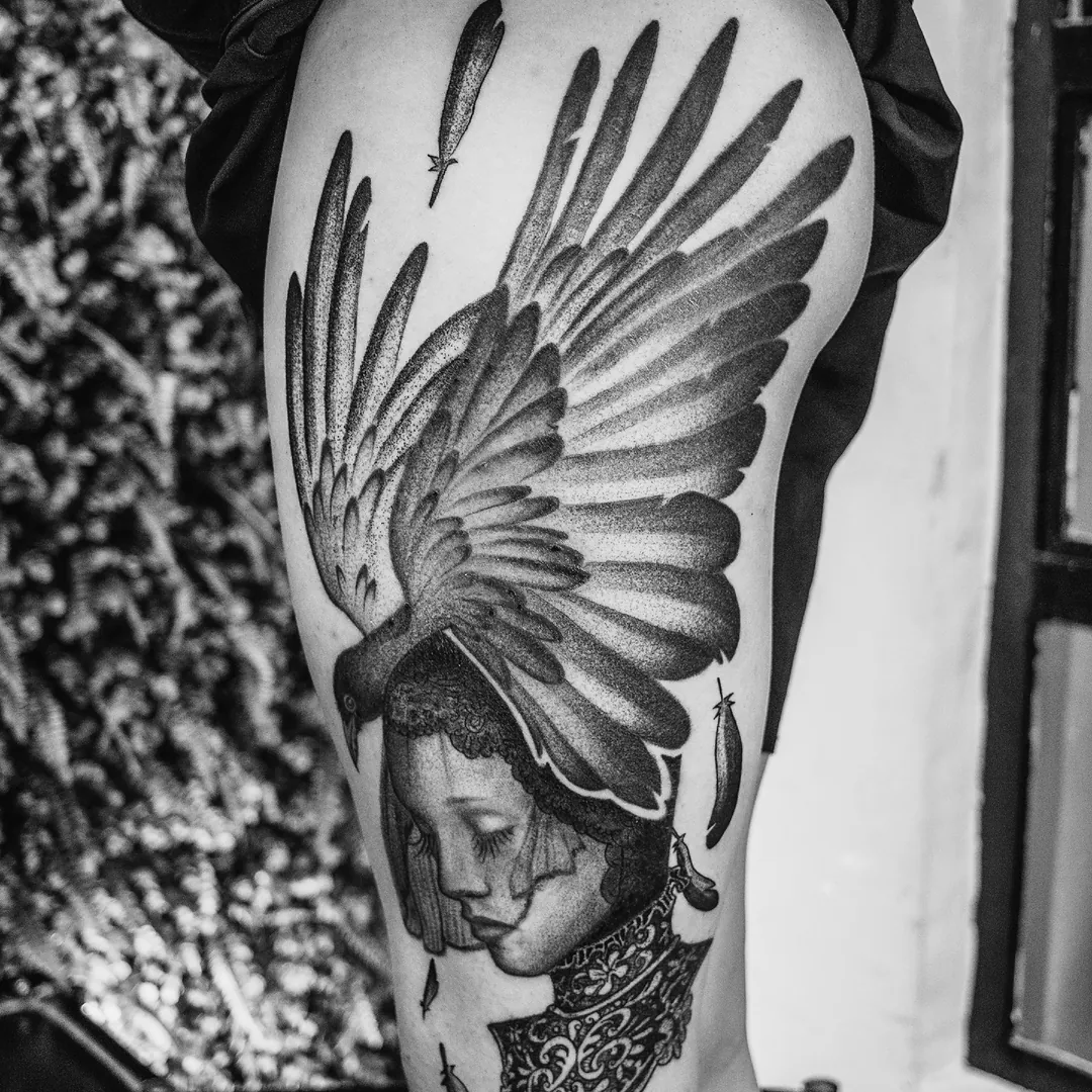 Rosto feminino com asas tatuado na coxa, mostrado na noite de formatura