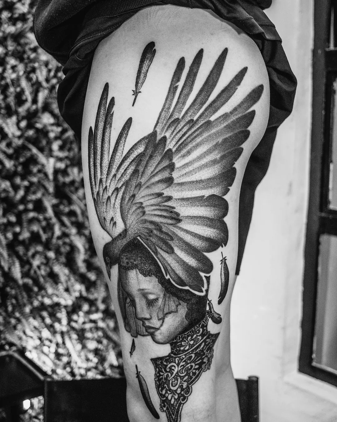Rosto feminino com asas tatuado na coxa, mostrado na noite de formatura