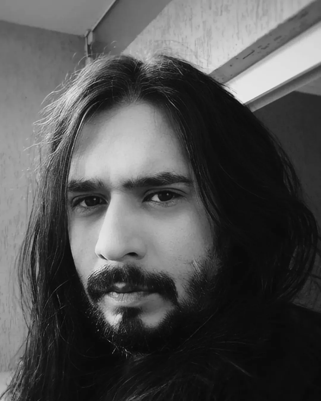 Retrato em preto e branco de um professor da The VOID
