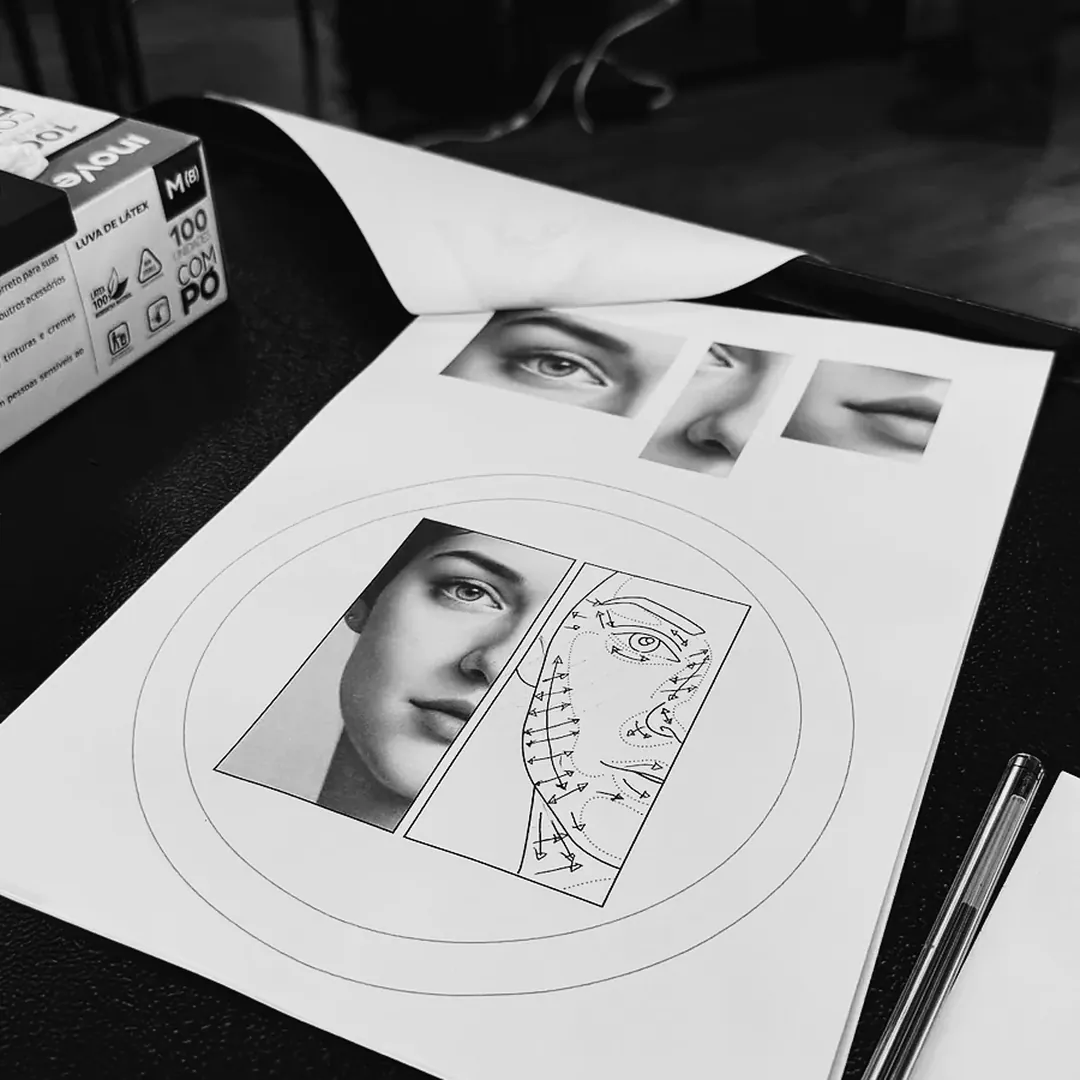 Projeto de retrato desenhado no papel, com esboço, lápis e lâmina de pele sintética na mesa