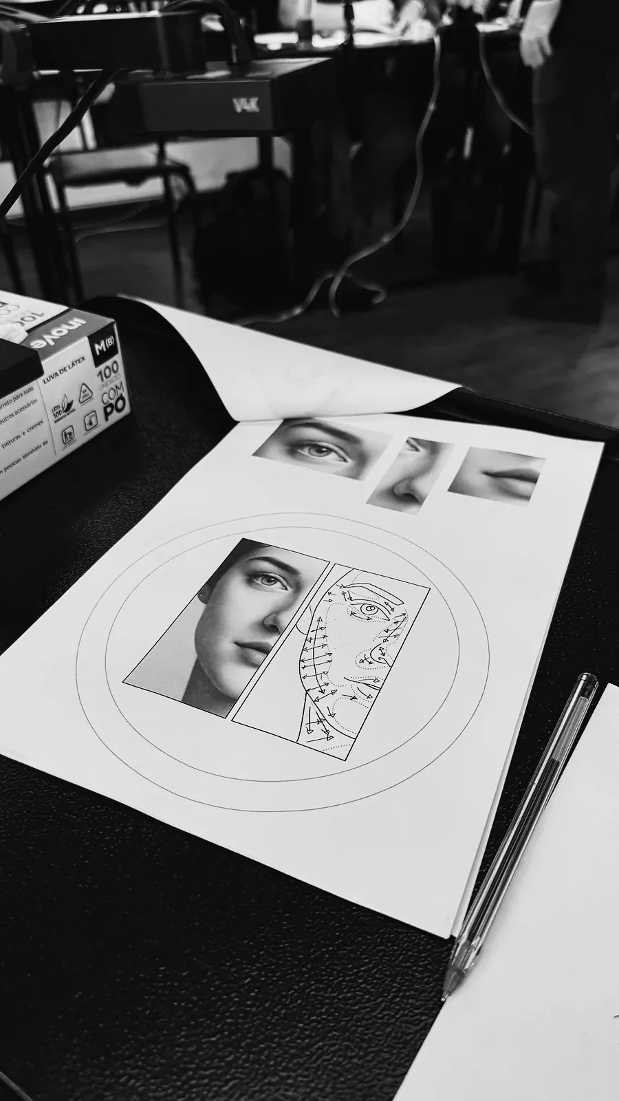 Projeto de retrato desenhado no papel, com esboço, lápis e lâmina de pele sintética na mesa