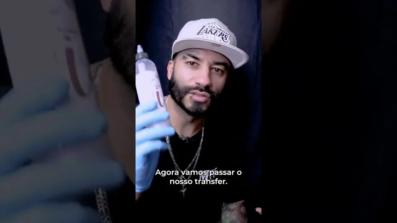 Frame de aula do canal da The VOID: professor de boné no estúdio escuro, com legenda branca na base